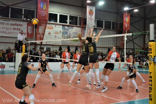 Volei feminin: Dinamo a câştigat la 'masa verde' meciul cu campioana CSM Volei Alba Blaj