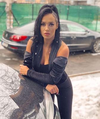 Ella, prima reacție după ce a fost acuzată că nu ține doliu după moartea mamei sale