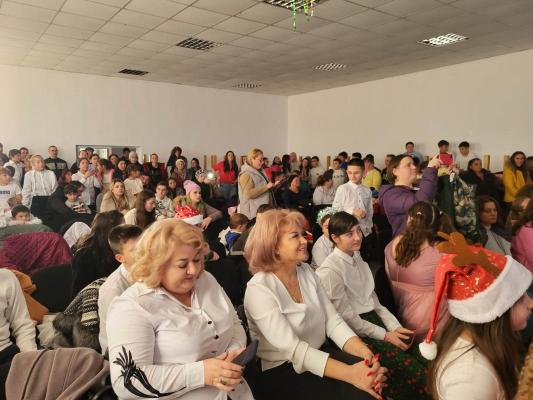 Ancuța Belu, prezentă la serbarea dedicată Crăciunului, organizată la Centrul Cultural din Piatra! Video
