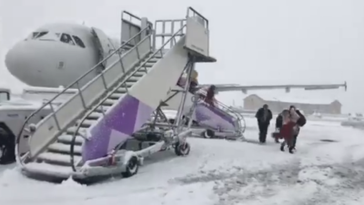 Haos în Marea Britanie din cauza zăpezii: români blocați pe aeroport