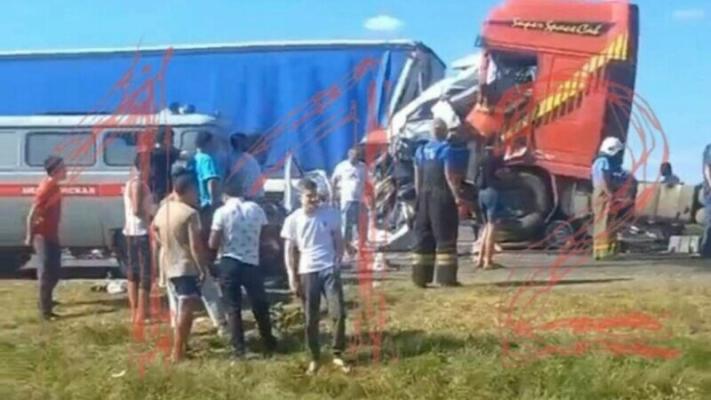 Accident rutier teribil în Donețk: 15 morți, după ce un camion care transporta militari și un microbuz s-au ciocnit