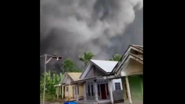 Vulcanul Semeru, din Cercul de Foc al Pacificului, a erupt şi ameninţă zonele populate 