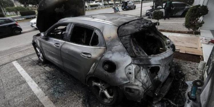 Atentat: Mașina prim-consilierului ambasadei din Grecia a explodat în parcarea reședinței