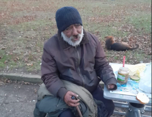 Un vârstnic doarme de 8 ani pe străzile din Eforie. Nimeni nu-l vede?!
