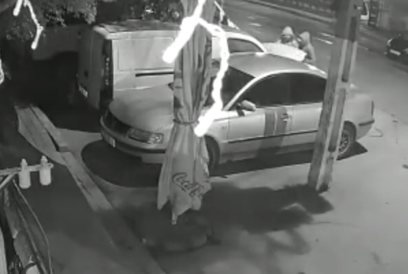 Cum fură doi indivizi bateria unei mașini din Năvodari. Video