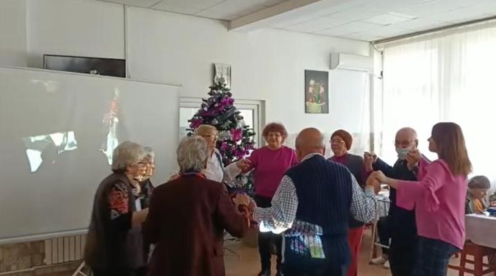 Seniorii de la căminul de bătrâni din Constanța au sărbătorit deja Revelionul 