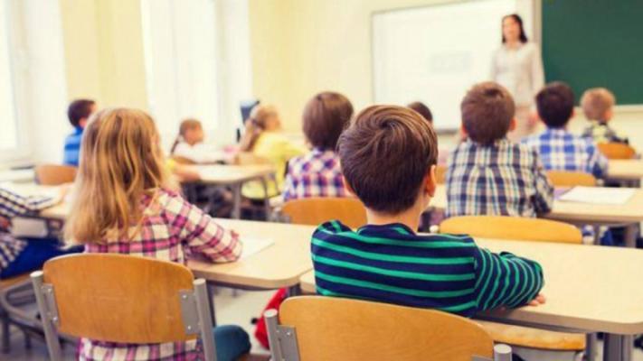 Medicii explică: Elevii ar fi mai atenți și mai odihniți dacă școala ar începe la 9:00