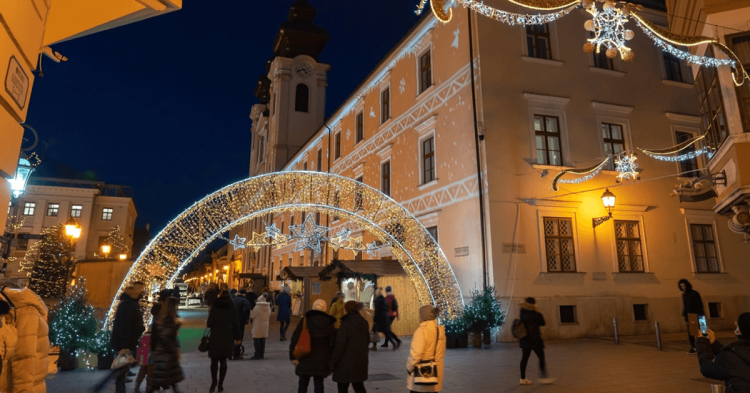 Vremuri grele la Gyor: Revolta oamenilor după ce autoritățile orașului bogat din Ungaria au aprins doar câteva luminițe de Crăciun