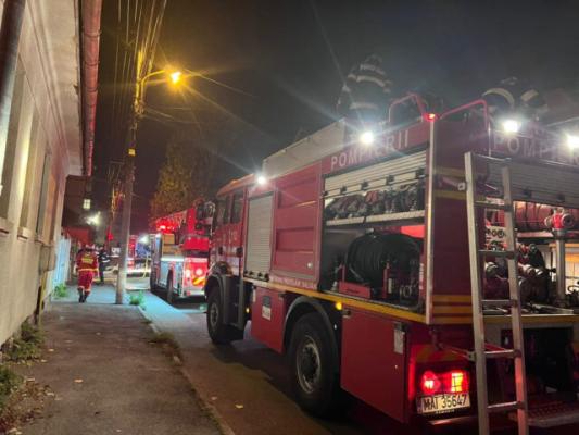 Un panou electric a luat foc la parterul unui bloc