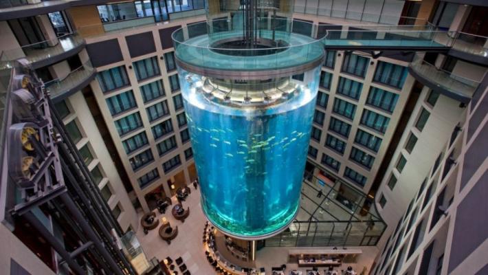 Cel mai mare acvariu cilindric din lume a explodat