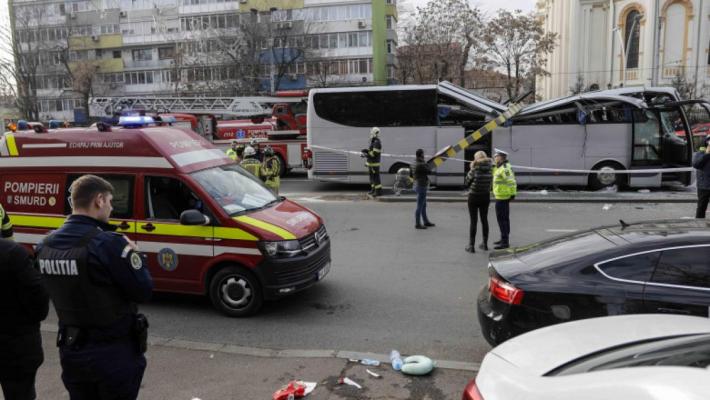 Turiștii greci din autocarul care a lovit limitatorul de la Pasajul Unirii vor să dea în judecată statul român