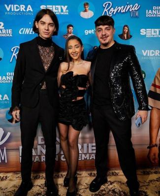 Nicole Cherry, „împachetată” precum un sexy-cadou, la premiera filmului în care joacă