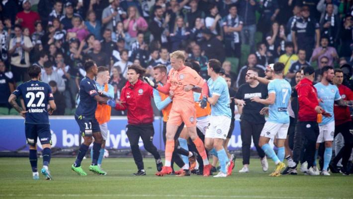 Portar atacat de fani în timpul meciului. Fotbalistul a părăsit terenul cu sânge pe față