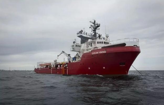 Italia primeşte nava Ocean Viking cu peste o sută de migranţi la bord