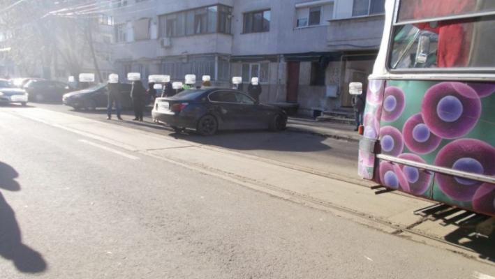 O șoferiță a parcat mașina pe linia de tramvai și a plecat să-și pună gene false