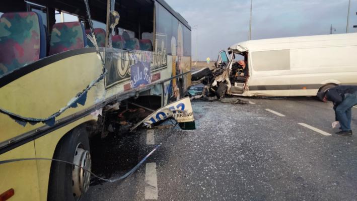 Autobuz plin cu pasageri implicat într-un accident rutier, în județul Galați