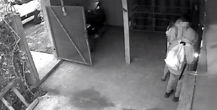 Au aruncat petardă în casa celui pe care voiau să-l colinde! Video