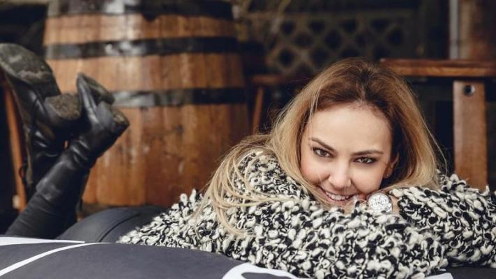 Roxana Ionescu îi forțează mâna lui “Moș” Tinu Vidaicu de Crăciun