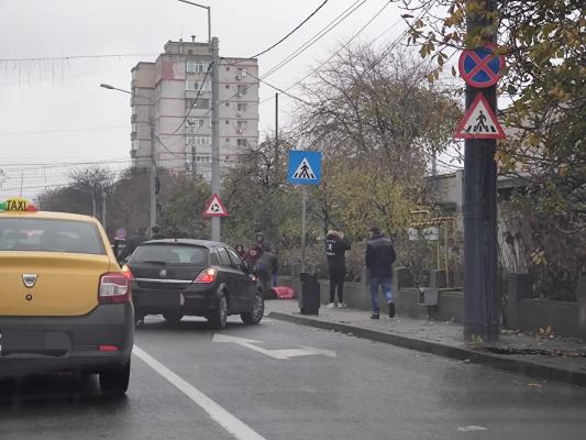 Pieton lovit de un autoturism, în zona Cora! Video