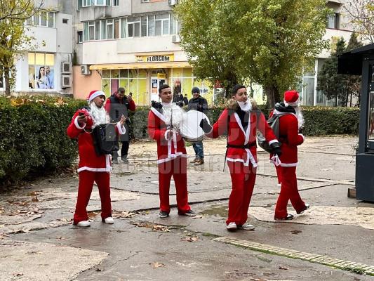 Au apărut cerșetorii de sezon, deghizați în Moș Crăciun, pe străzile din oraș! Video