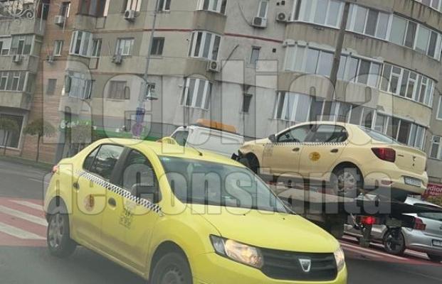 Două mașini s-au făcut praf, pe bulevardul Tomis, după un accident. Video