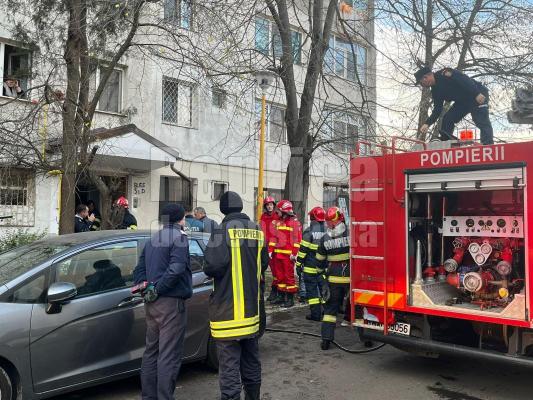 Pericol public! A pus pe jar pompierii, după ce a dat foc la hârtii în apartament. Video