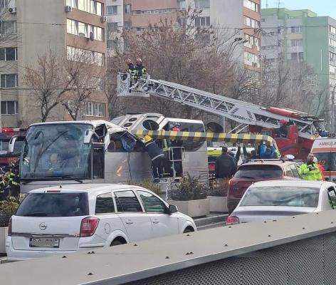 Un autocar s-a izbit de limitatorul de înălțime; Mai multe persoane sunt încarcerate Video
