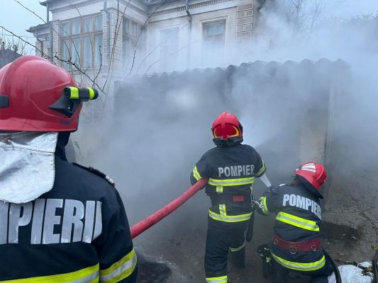 Incendiu la un garaj, în Tulcea. Video 