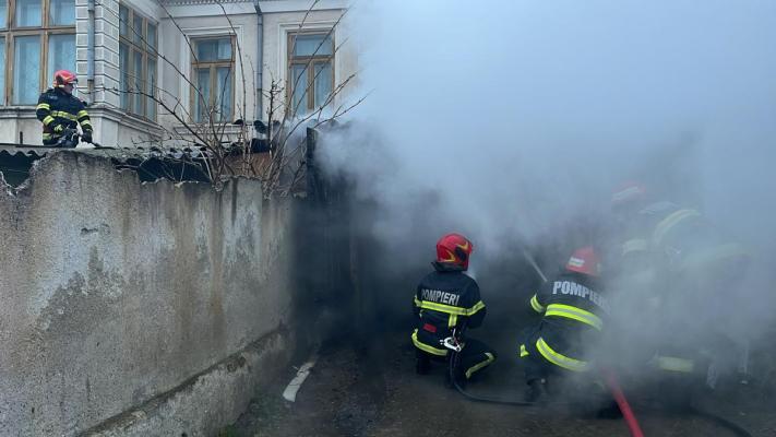 O casă a luat foc, în Constanța 