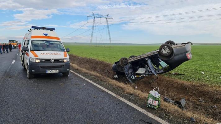 Elicopterul SMURD a intervenit la Gura Dobrogei. Un autoturism s-a răsturnat; mai multe persoane rănite! Video