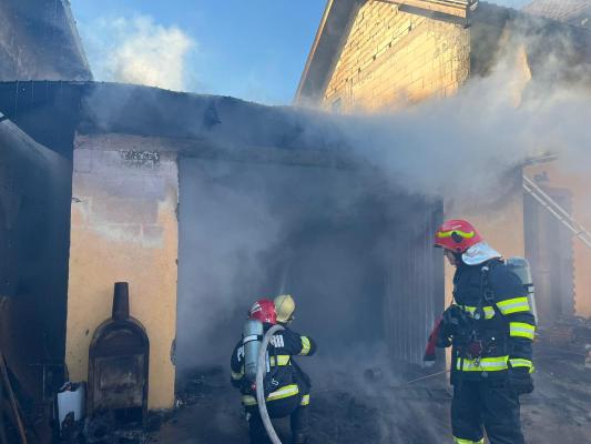 O clădire părăsită a luat foc în Valu lui Traian