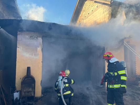 Nenorocire pentru o familie din Mihail Kogălniceanu: incendiu la o casă urmat de explozie