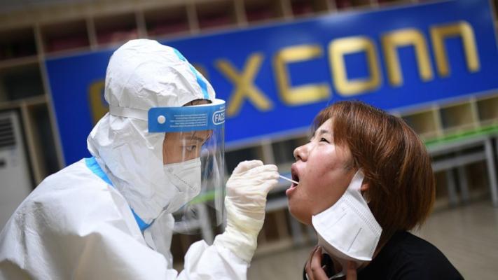 Guvernul amendează producătorul Foxconn pentru o investiţie neautorizată în China