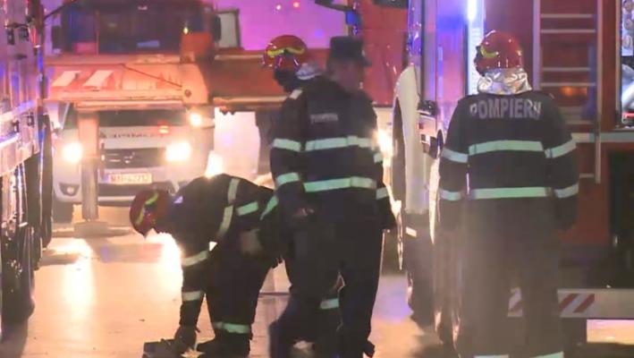 Locatarii unui bloc au fost evacuați de urgență după ce un apartament a luat foc