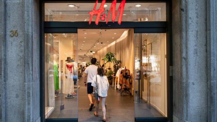 Lanţul H&M şi o firmă de reciclare au creat o companie pentru haine folosite