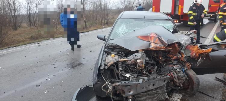 Impact devastator între o autoutilitară și un autoturism: o persoană a murit