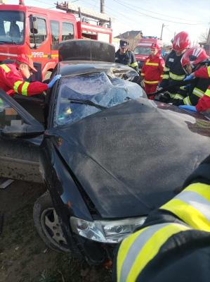 Un automobil s-a făcut praf, la intrare în Coșereni: a intervenit elicopterul SMURD