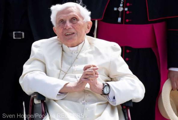 Fostul papă Benedict al XVI-lea, ''absolut lucid'', în stare gravă dar ''stabilă'' 