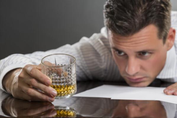 Ești un alcoolic funcțional? Iată indiciile care trag semnalul de alarmă