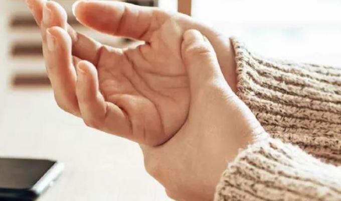 Amorțeală în braț pe timp de noapte: cele 4 cauze principale