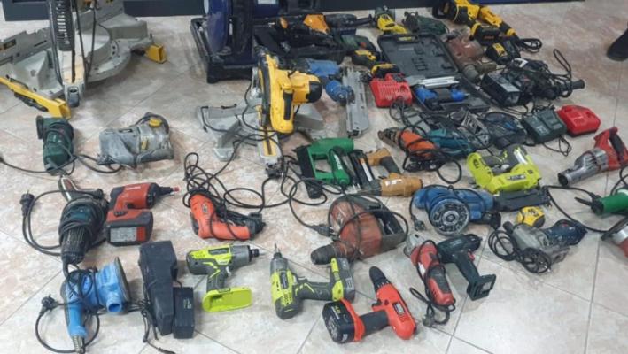 Doi bărbați, reținuți după ce au furat mai multe scule electrice