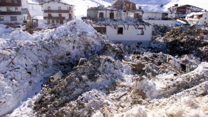 Circa zece persoane îngropate de o avalanşă în Austria
