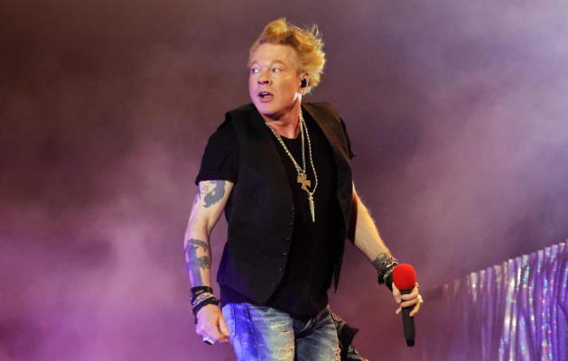 Axl Rose, de la Guns N'Roses, promite să nu mai arunce microfonul în public, după ce un fan a fost rănit 