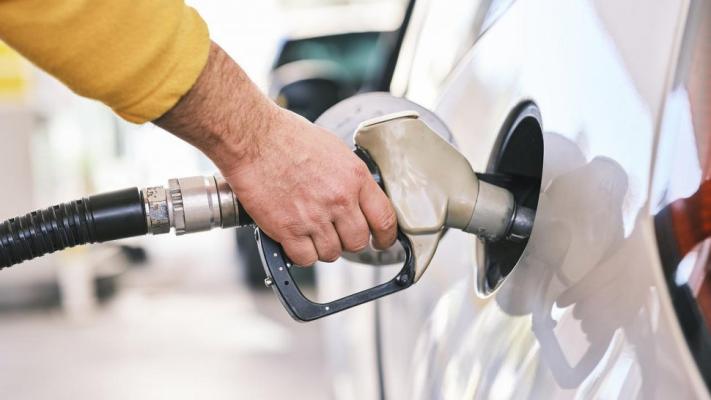 Preţul pentru un litru de benzină premium a crescut cu 4 bani