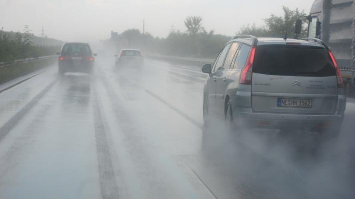Atenție, șoferi! Se circulă în condiții de carosabil umed