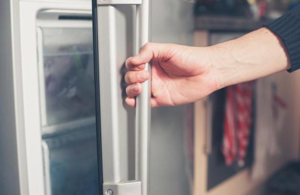Doi bebeluși imposibil de identificat au fost găsiți morți într-un congelator