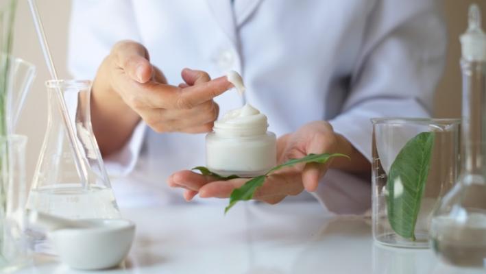 O femeie și-a pierdut parțial vederea din cauza unor creme de înfrumusețare