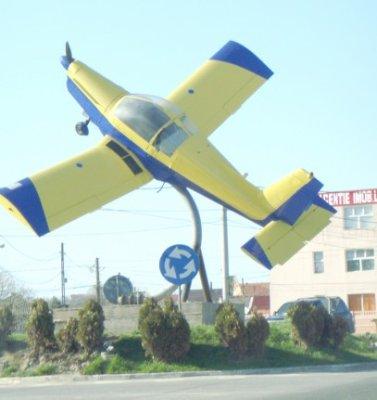 A luat foc, din nou, avionul din sensul giratoriu de la Tuzla