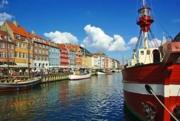 Danemarca plasează COVID-19 în aceeaşi categorie cu gripa şi relaxează regulile de izolare