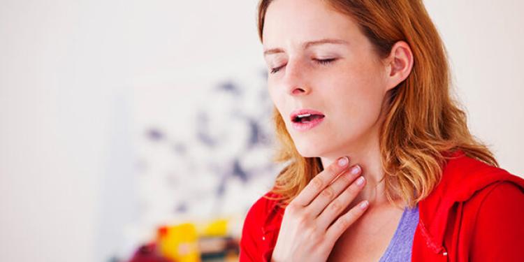 Când știi că durerea în gât este gravă? 4 semne de care trebuie să ții seama